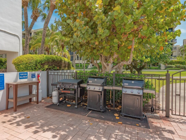 Beachfront Longboat Key Vacation Condo with Tennis Courts
